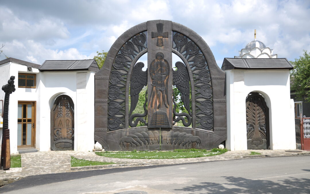 poarta-2 Poarta de lemn sculptat a Bisericii Noul Ierusalim de la Pucioasa