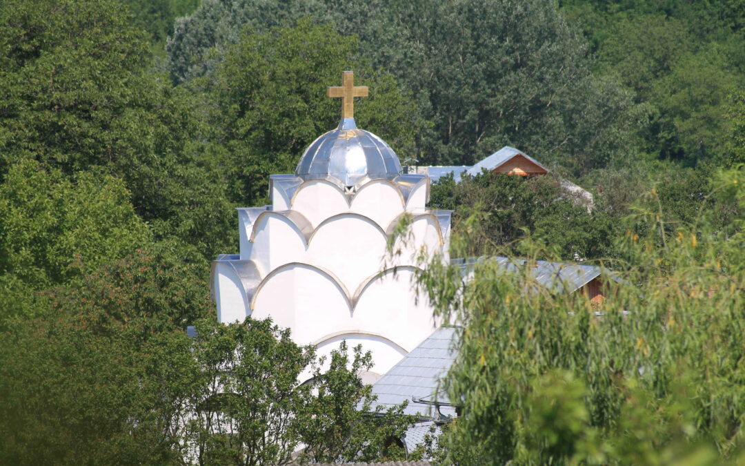 biserica-ziua Biserica Noul Ierusalim de la Pucioasa, între copaci